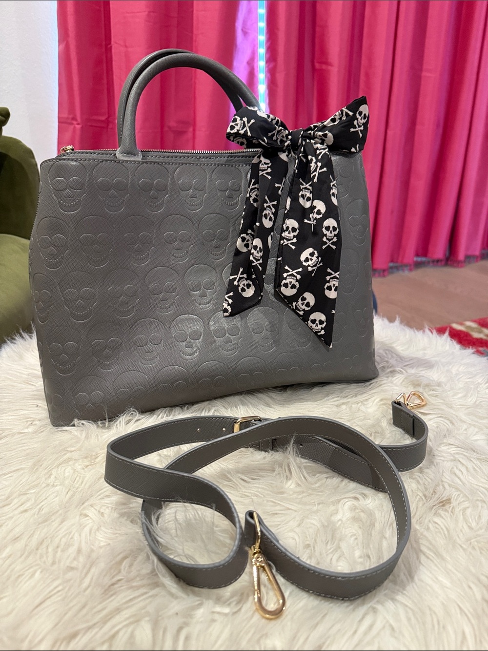 Betsey Johnson Skull large tote w/bow